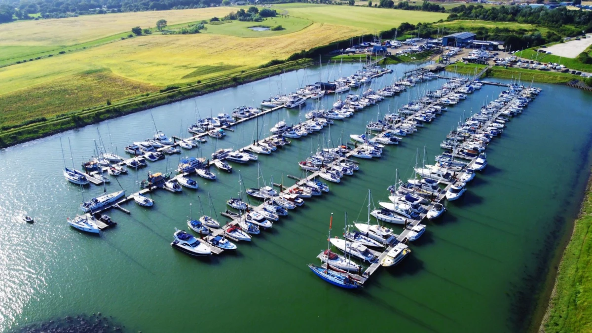 Burnham Yacht Harbour - фото марины 1
