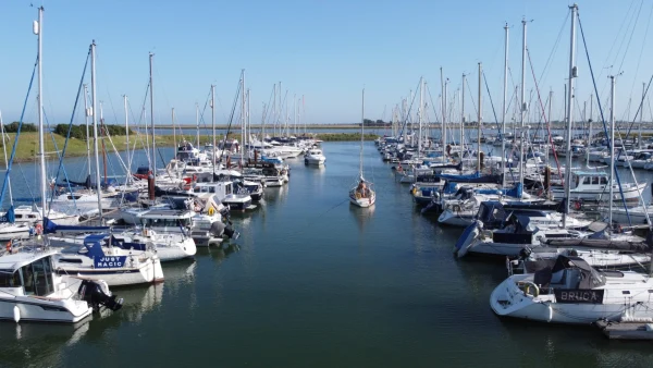 Burnham Yacht Harbour - фото марины 3