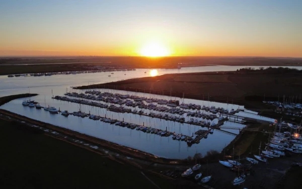 Burnham Yacht Harbour - фото марины 4