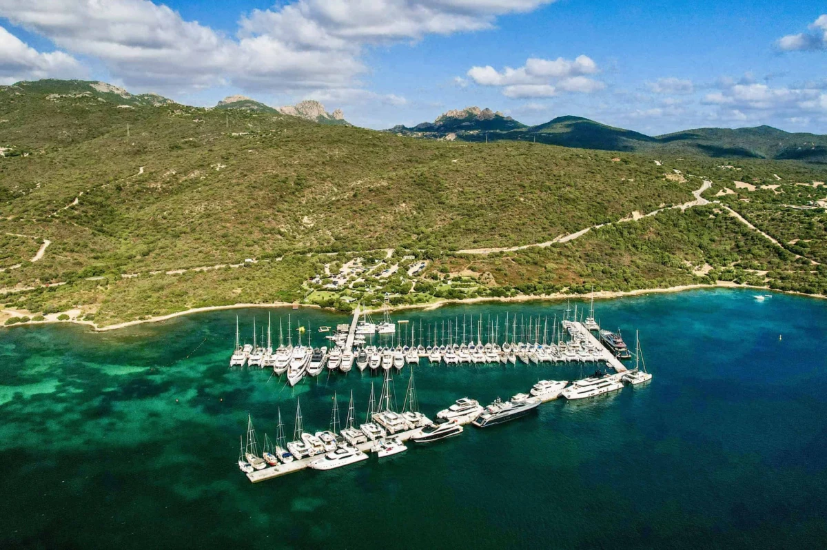 Marina Cala dei Sardi - jahtsadama foto 1