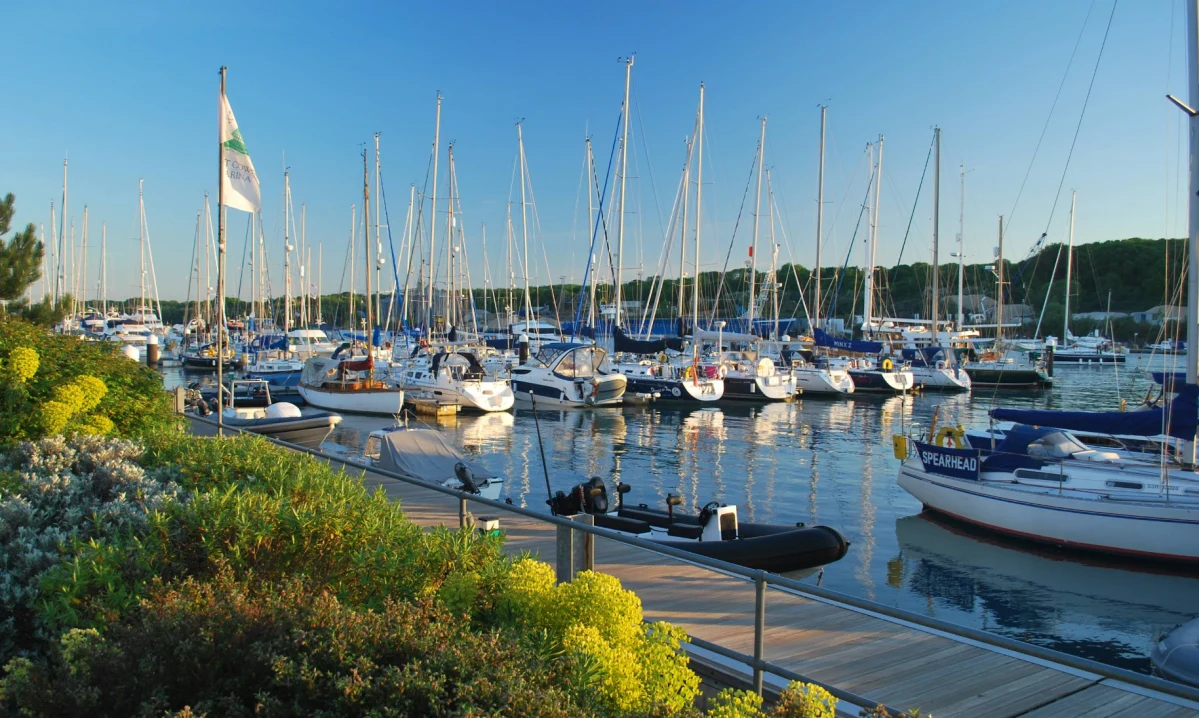 East Cowes Marina - фото марины 1