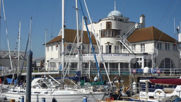Royal Norfolk & Suffolk Yacht Club - фото марины 3