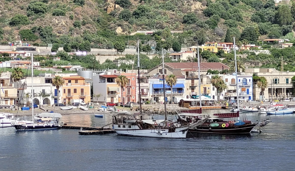 Yacht Harbour Lipari - фото марины 1