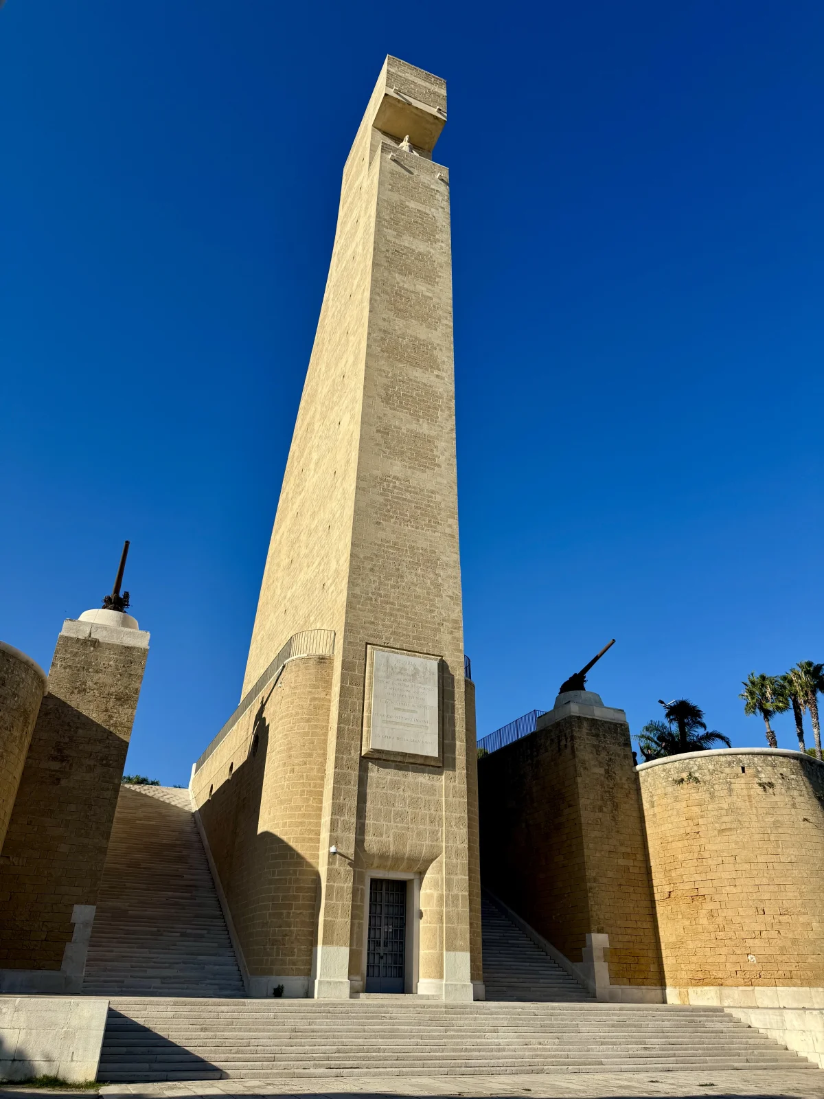 Monumento al Marinaio d’Italia – Brindisi’s Icon of the Sea - фото достопримечательности 1