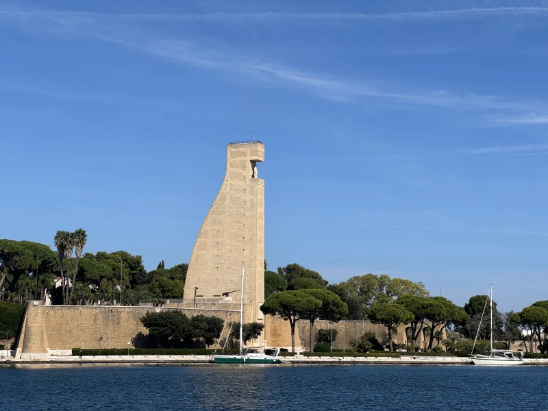 Monumento al Marinaio d’Italia – Brindisi’s Icon of the Sea - фото достопримечательности 2