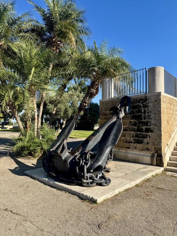 Monumento al Marinaio d’Italia – Brindisi’s Icon of the Sea - фото достопримечательности 3