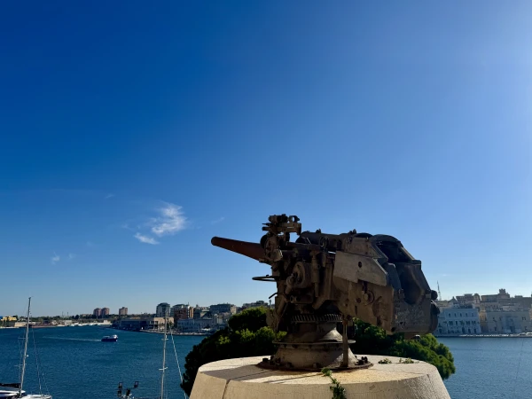 Monumento al Marinaio d’Italia – Brindisi’s Icon of the Sea - фото достопримечательности 4